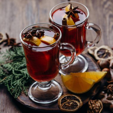 Noel kompozisyon mulled şarap ve tatlılar