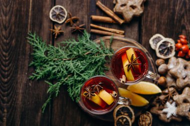 Noel kompozisyon mulled şarap ve tatlılar