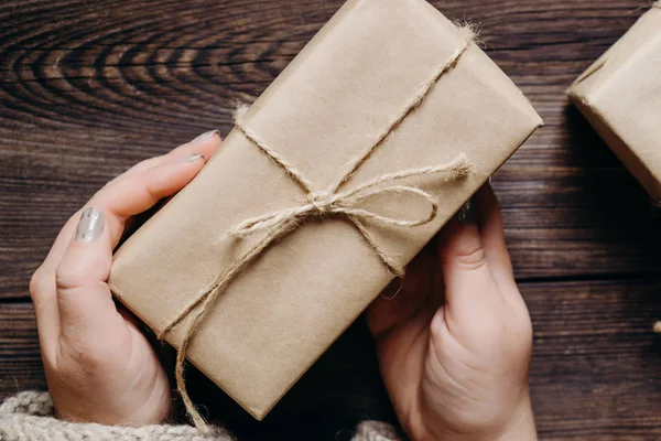 Manos femeninas con caja de regalo de Navidad decorada — Foto de Stock