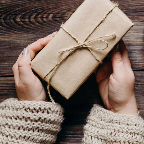 Manos femeninas con caja de regalo de Navidad decorada — Foto de Stock