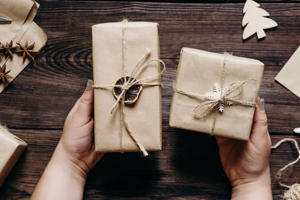 Manos femeninas con regalos de Navidad decorados — Foto de Stock