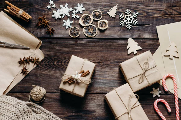 Noel hediye kutuları ve süslemeleri arka plan