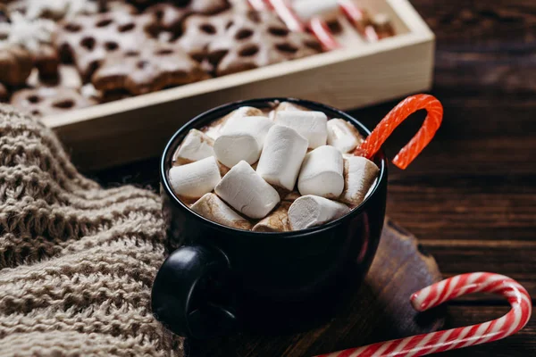 Manta de punto, chocolate caliente y dulces en bandeja — Foto de Stock