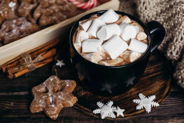 Composición navideña con chocolate caliente — Foto de Stock