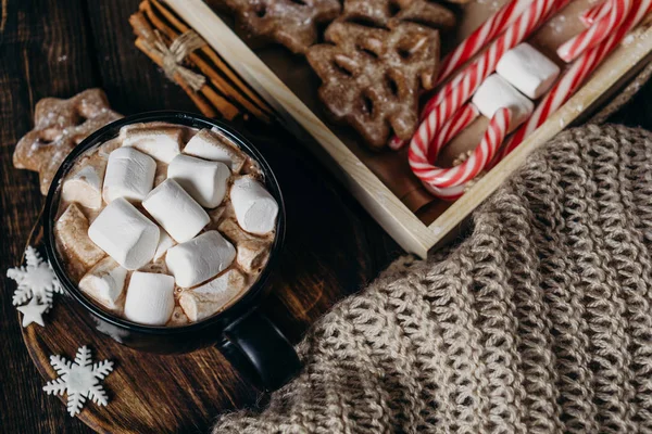 Chocolate caliente, dulces de invierno y manta de punto — Foto de Stock