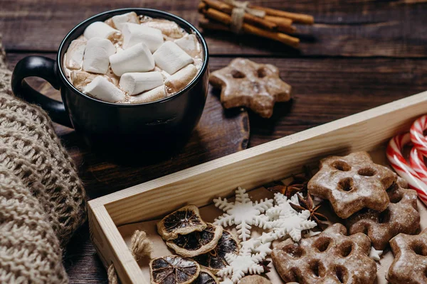 Chocolate caliente y dulces tradicionales de invierno — Foto de Stock