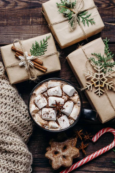 Fondo de Navidad con chocolate caliente y regalos — Foto de Stock