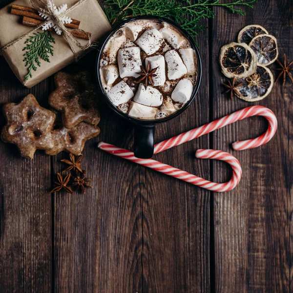 Fondo de Navidad con chocolate caliente y regalos — Foto de Stock