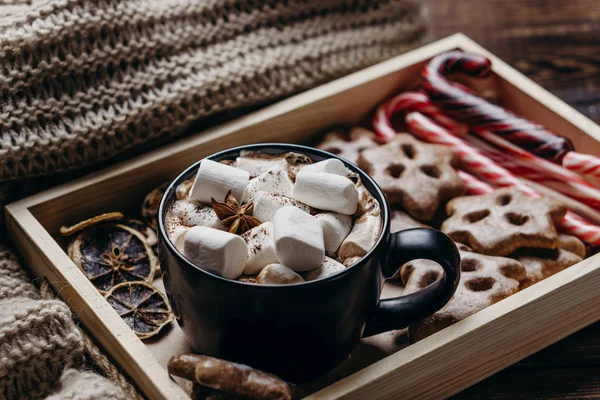 Fondo de Navidad con chocolate caliente y dulces — Foto de Stock