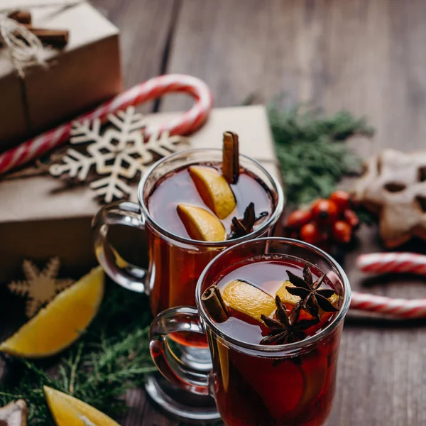 Composición navideña con vino caliente y dulces — Foto de Stock