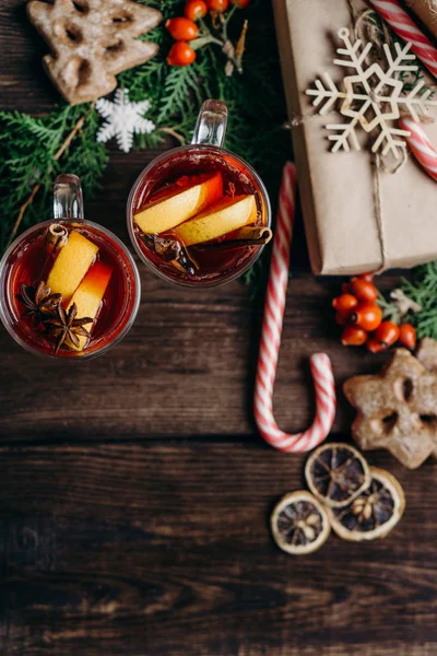 Composición navideña con vino caliente y regalos — Foto de Stock