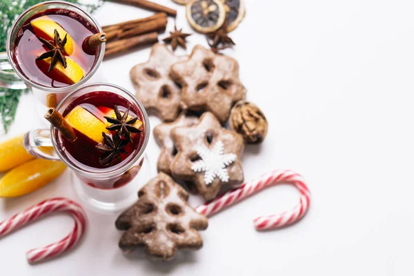 Composición navideña con vino caliente y dulces — Foto de Stock