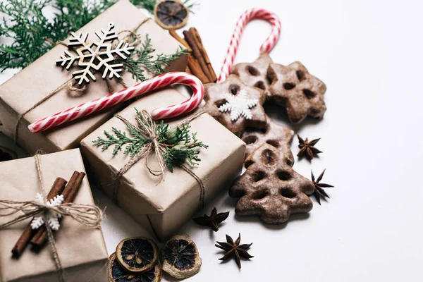 ギフト用の箱とお菓子クリスマス背景 — ストック写真