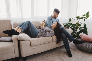 Akıllı telefonlar bir kanepede kullanarak çift