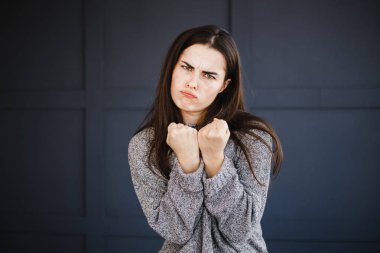  Öfke öfkeli Öfkeli kadın yumruk clenches