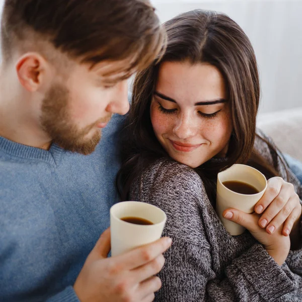 Fiatal férfi és nő, ölelkezés, kávéfogyasztás — Stock Fotó