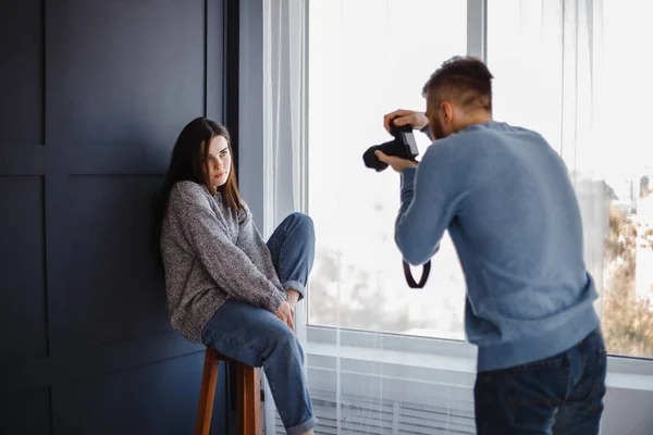 スタジオで女性の写真を撮る写真家 — ストック写真