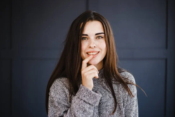 Adorable young woman looking on camera and smiling — Stock Photo, Image