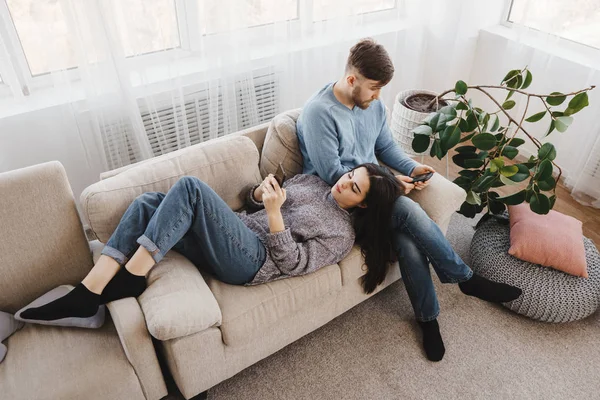 Couple in living room obsessed with smartphones — Stock Photo, Image