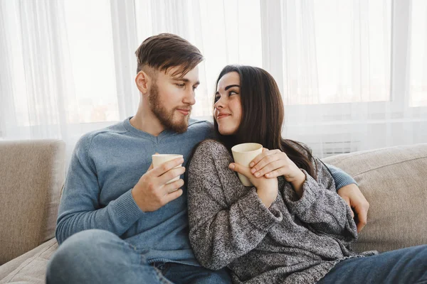 Pareja tomando café en la sala de estar —  Fotos de Stock