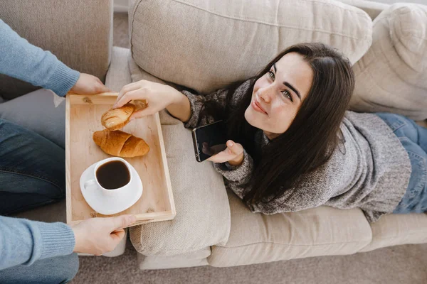 Man bringing breakfast to his girlfriend — Stock Photo, Image