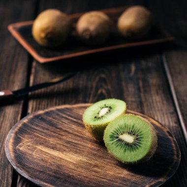 Kivi, taze meyve dilimleri, tropikal arka plan