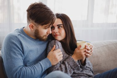 Oturma odasında kahve içme çift