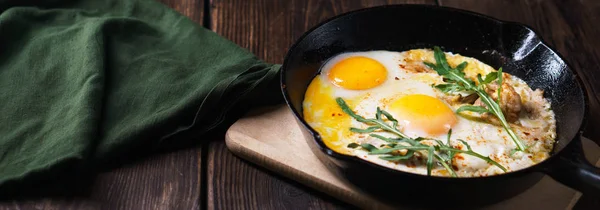 Comida caseira, ovos assados com bacon e cebola — Fotografia de Stock