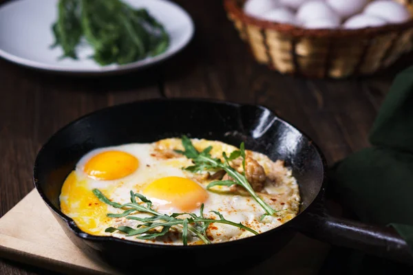 Low carb food, eggs with bacon and arugula — Stock Photo, Image