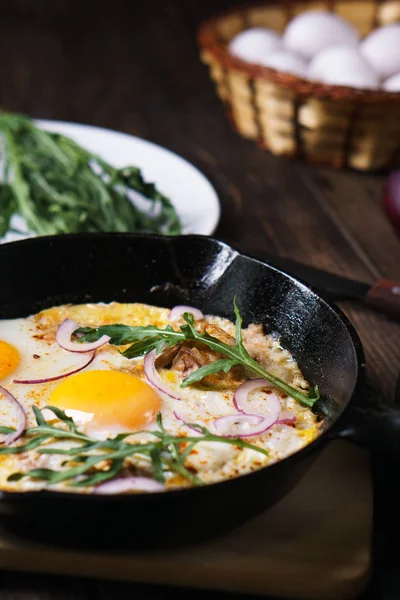 Alimentos caseiros saudáveis baratos, ovos e bacon na panela — Fotografia de Stock