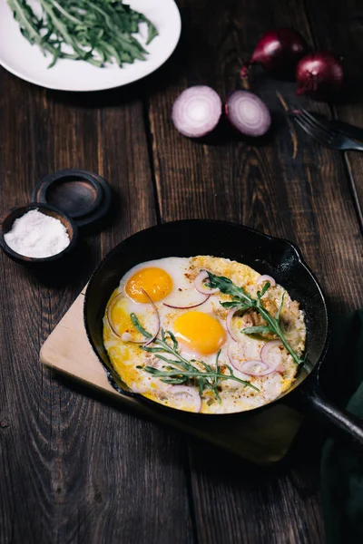 Comida baja en carbohidratos, huevos con tocino y rúcula — Foto de Stock
