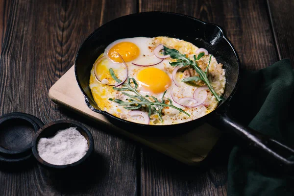Alimentos caseiros ovos assados com bacon e cebola — Fotografia de Stock
