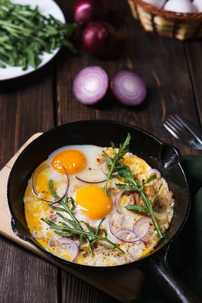 Huevos fritos con tocino y verdor — Foto de Stock