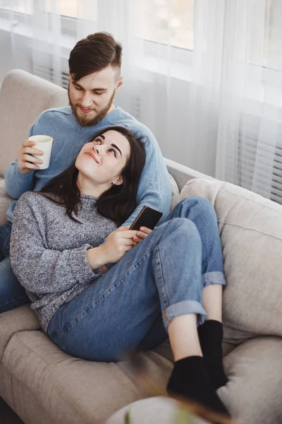 Couple in living room — Stock Photo, Image