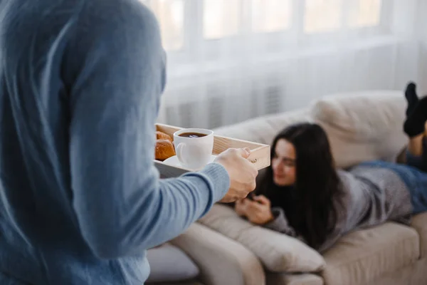 Esposo haciendo sorpresa trayendo el desayuno a la esposa —  Fotos de Stock