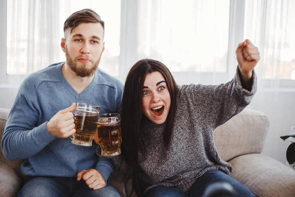 Zwei Freunde feuern verschiedene Mannschaften an — Stockfoto