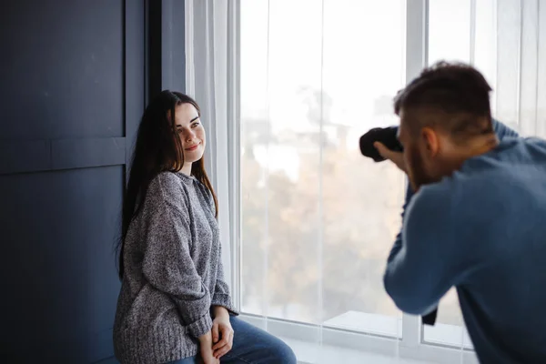 Fotograf, biorąc Zdjęcia kobiety w studio — Zdjęcie stockowe