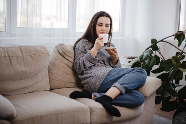 Happy smiling young woman drinking morning coffee — Stock Photo, Image