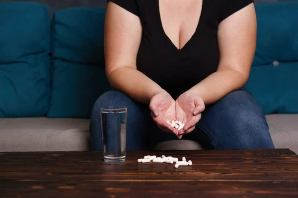 Viktminskning, terapi. Överviktig kvinna ta piller — Stockfoto