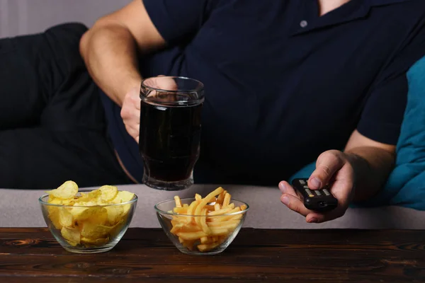 Túlsúlyos férfi tv távirányító, a szemét élelmiszer és a sör — Stock Fotó