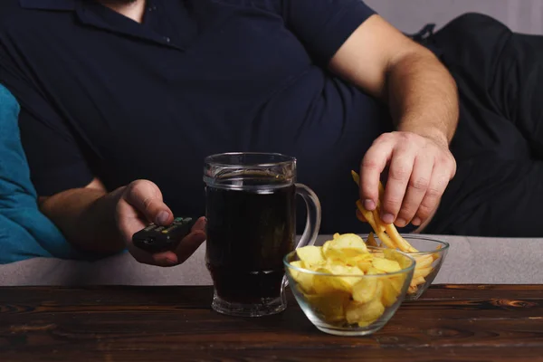 tv uzaktan, abur cubur ve bira adam kilolu