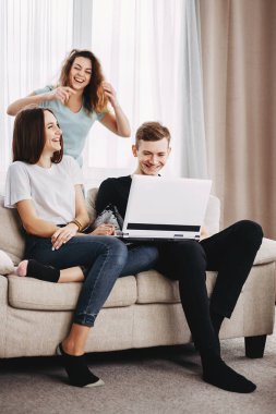 kaygısız şirket birlikte bilgisayarla gülüyor