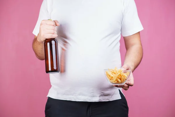 Bocadillo malsano. hombre gordo con cerveza y comida rápida — Foto de Stock