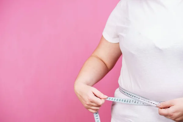 Зайва вага, дієта. жирна жінка з мірною стрічкою — стокове фото