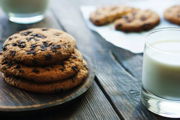 yığın çikolata parçaları ile ev yapımı kurabiye