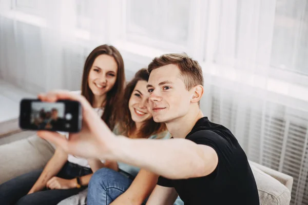 Amici che scattano selfie di gruppo su smartphone — Foto Stock