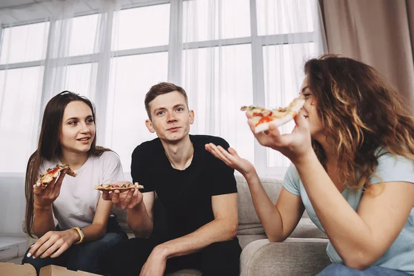 Amigos desfrutar de pizza e conversar, comer comida saborosa — Fotografia de Stock