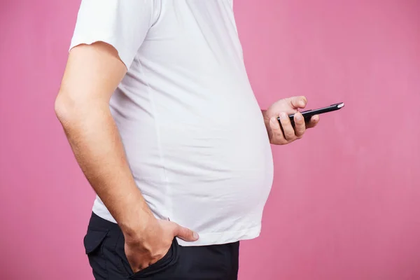 Manque d'activité physique, homme gras avec smartphone — Photo