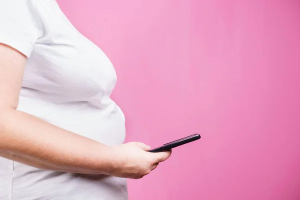 Mancanza di attività fisica, donna grassa con smartphone — Foto Stock