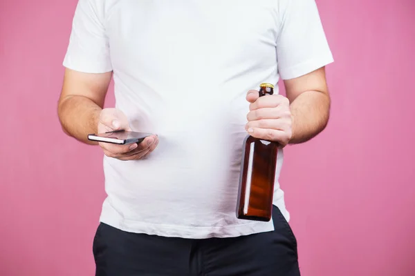 Hombre perezoso con sobrepeso con teléfono inteligente beber cerveza — Foto de Stock